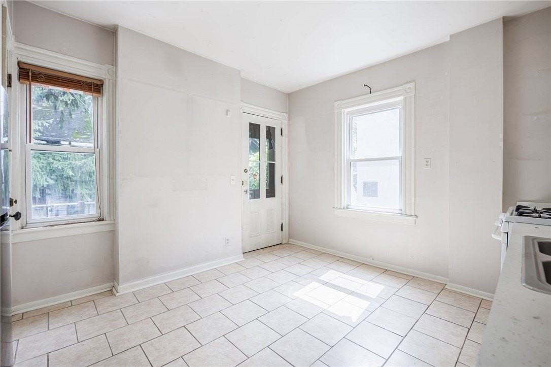 256 Oxford St #B - Photo 6 of 11