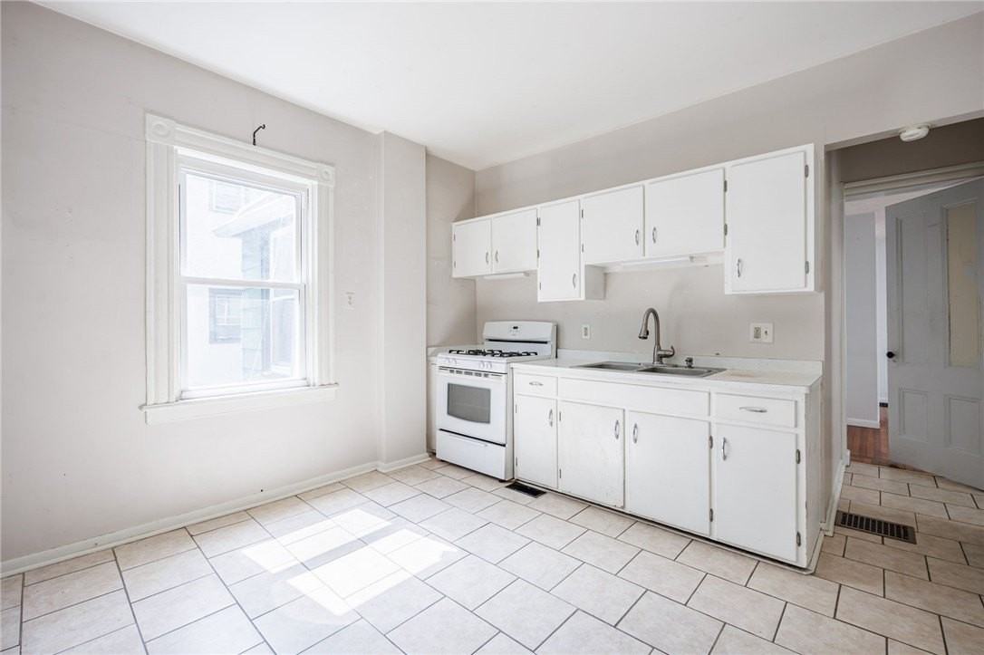 256 Oxford St #B - Photo 7 of 11