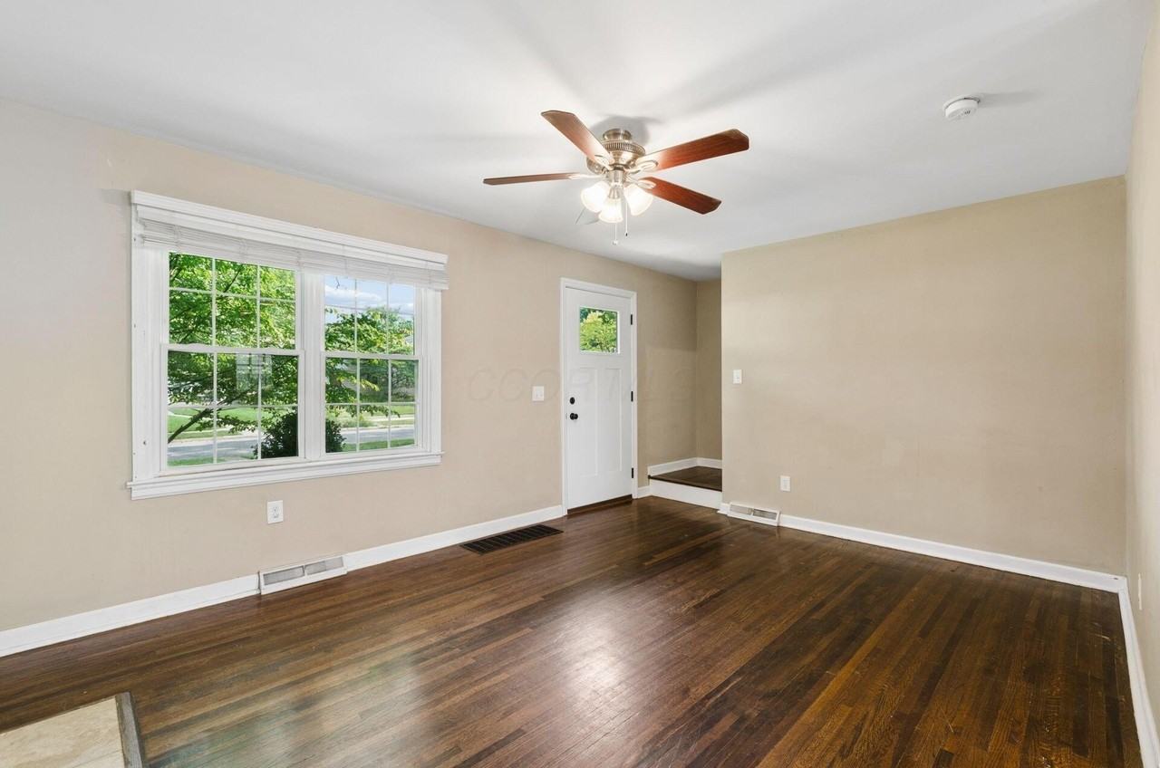 557 E Royal Forest Blvd - Photo 3 of 41