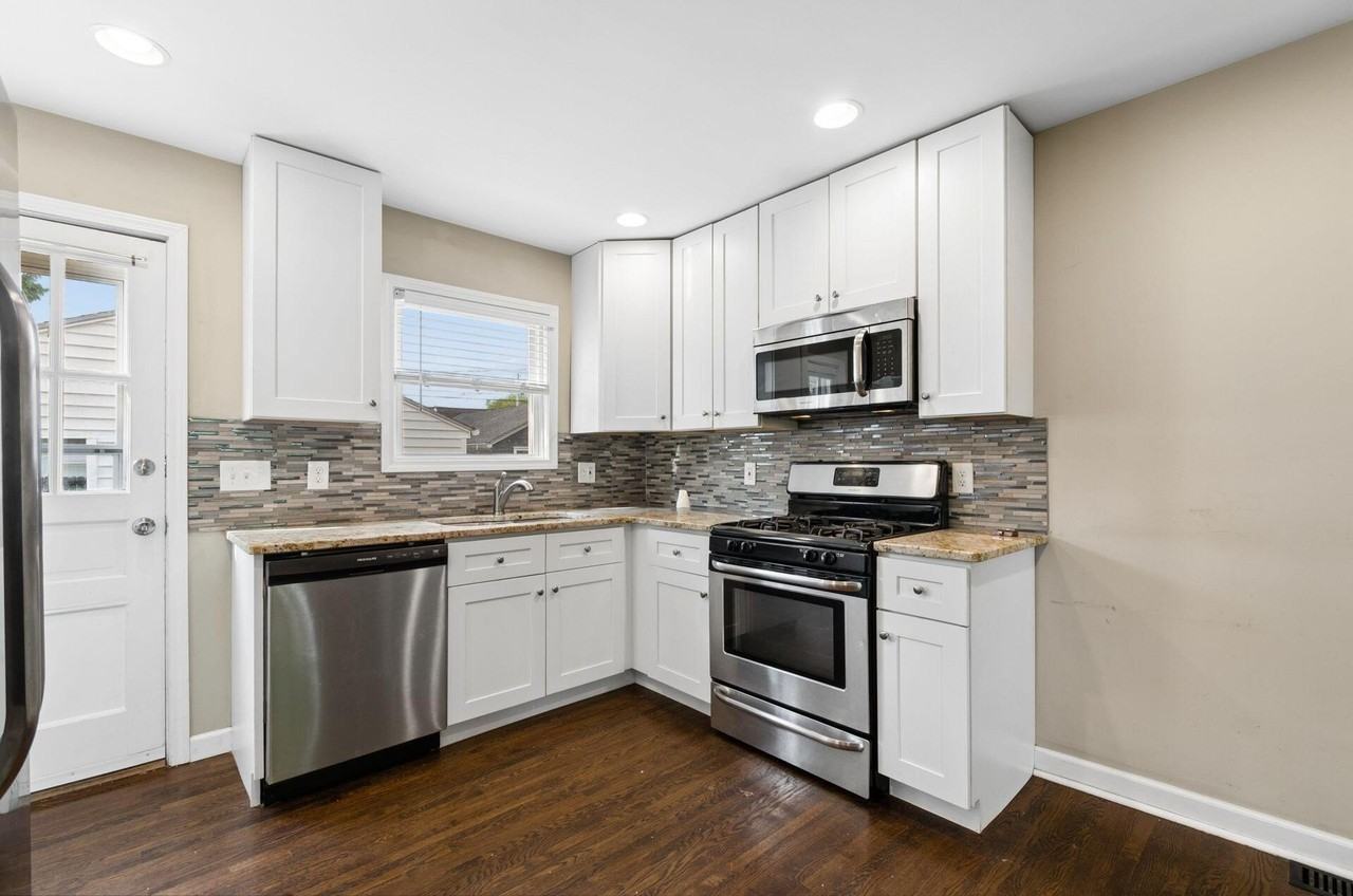 557 E Royal Forest Blvd - Photo 6 of 41