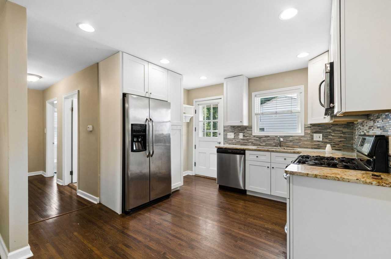 557 E Royal Forest Blvd - Photo 7 of 41