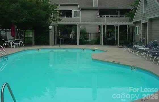 2547 Stockbridge Dr - Photo 3 of 13