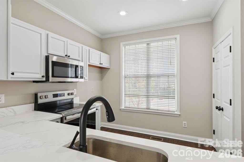 827 W 4th St - Photo 6 of 30
