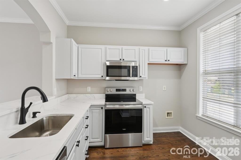 827 W 4th St - Photo 7 of 30