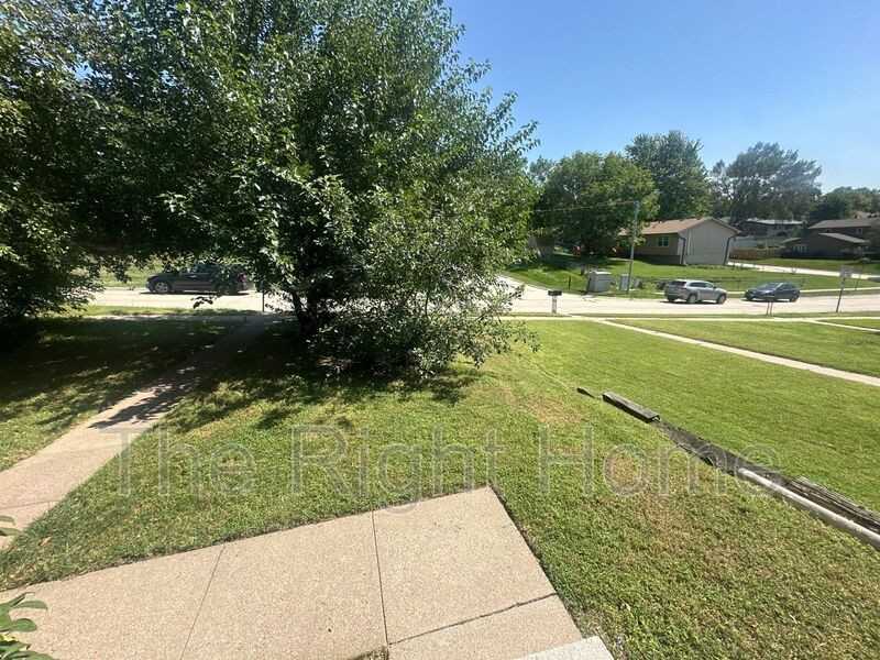 5134 N 105th St - Photo 2 of 14