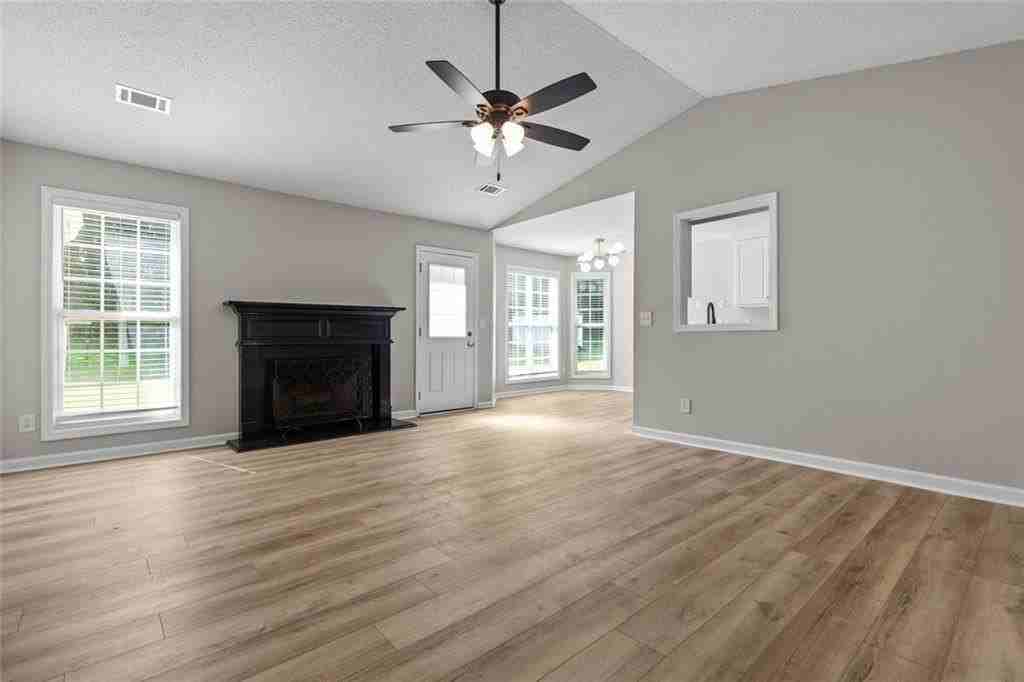 1587 Brush Creek Dr - Photo 4 of 32