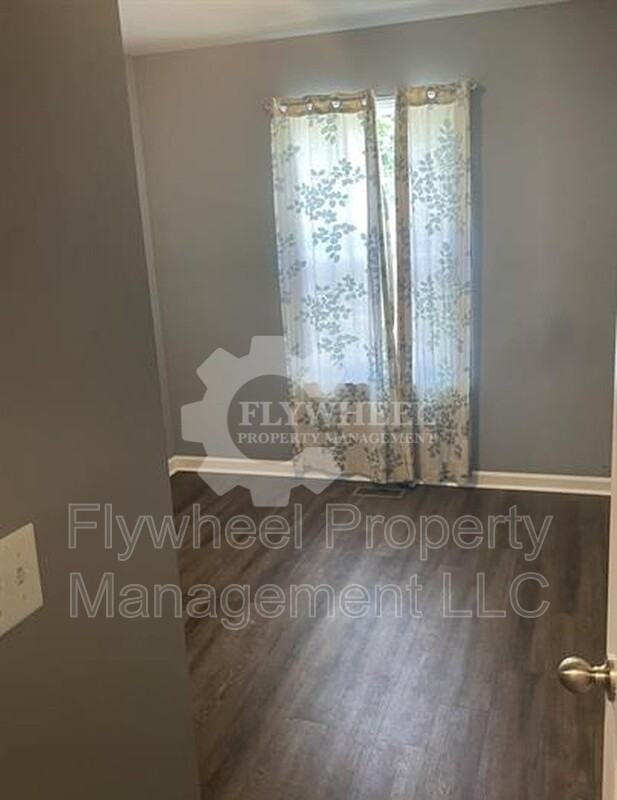 690 19th Ave W - Photo 4 of 20