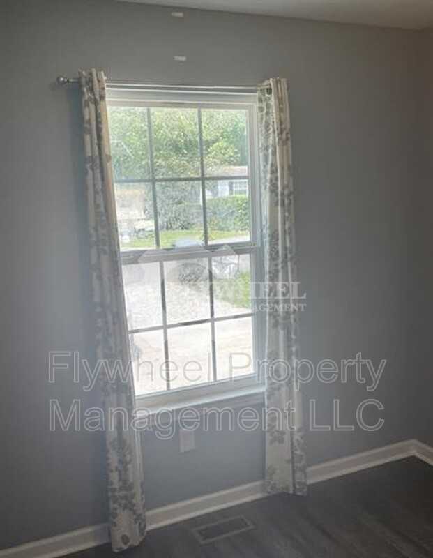 690 19th Ave W - Photo 7 of 20
