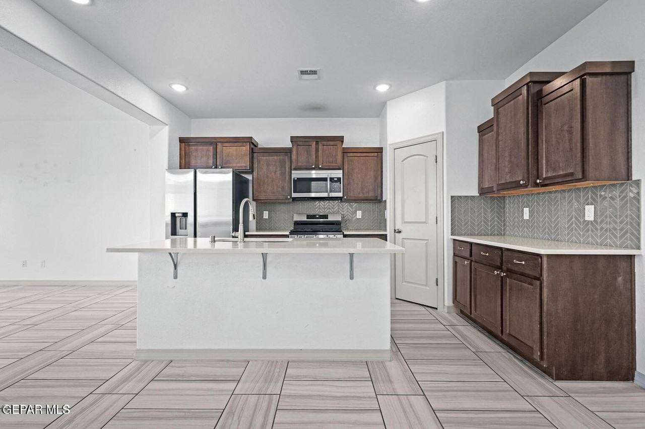 14963A Pebble Hills Blvd - Photo 7 of 36