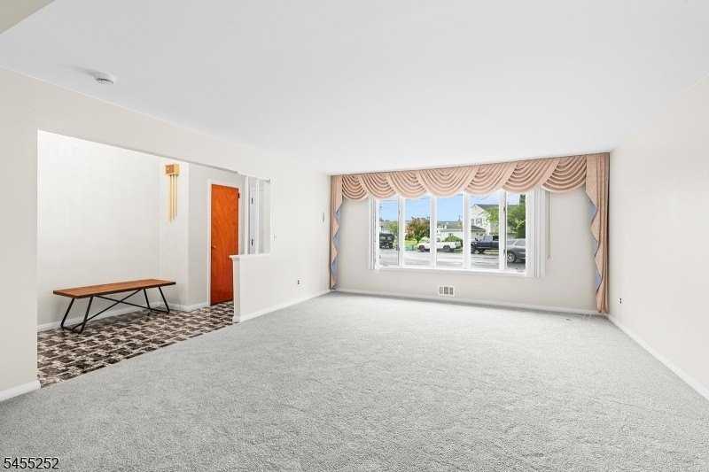 18 Ravine Ct - Photo 3 of 21