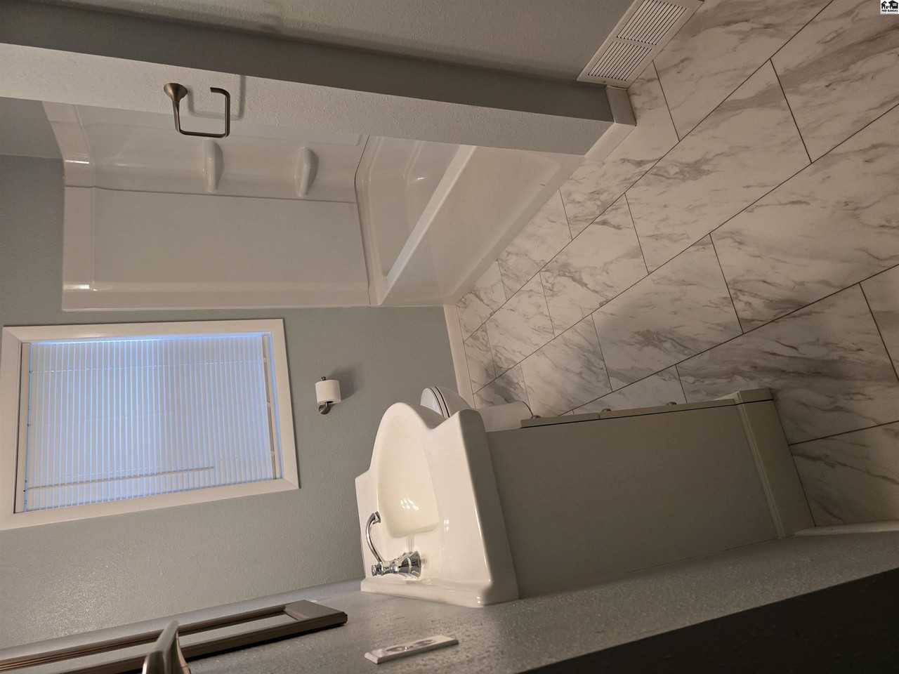 1509 N Main St - Photo 6 of 12