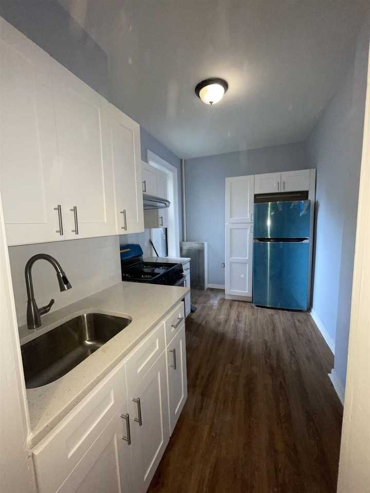 179 Manhattan Ave #2A - Photo 3 of 13