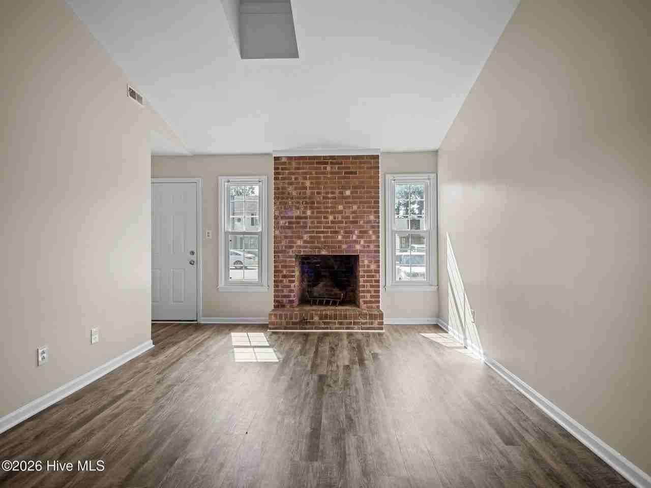 323 W Frances St - Photo 2 of 20