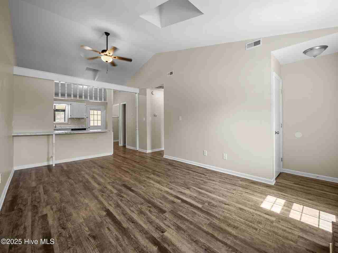 323 W Frances St - Photo 3 of 20