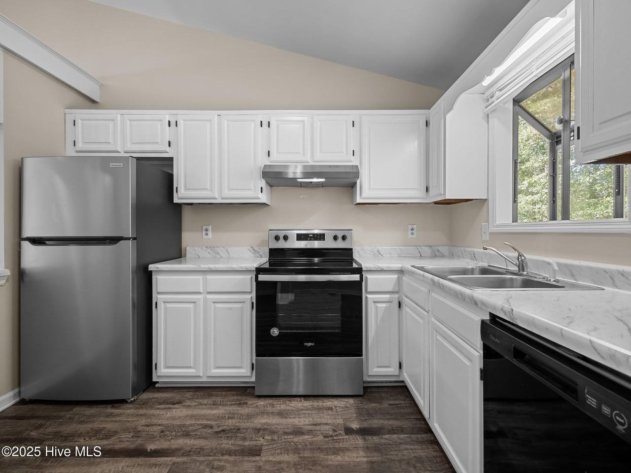 323 W Frances St - Photo 6 of 20