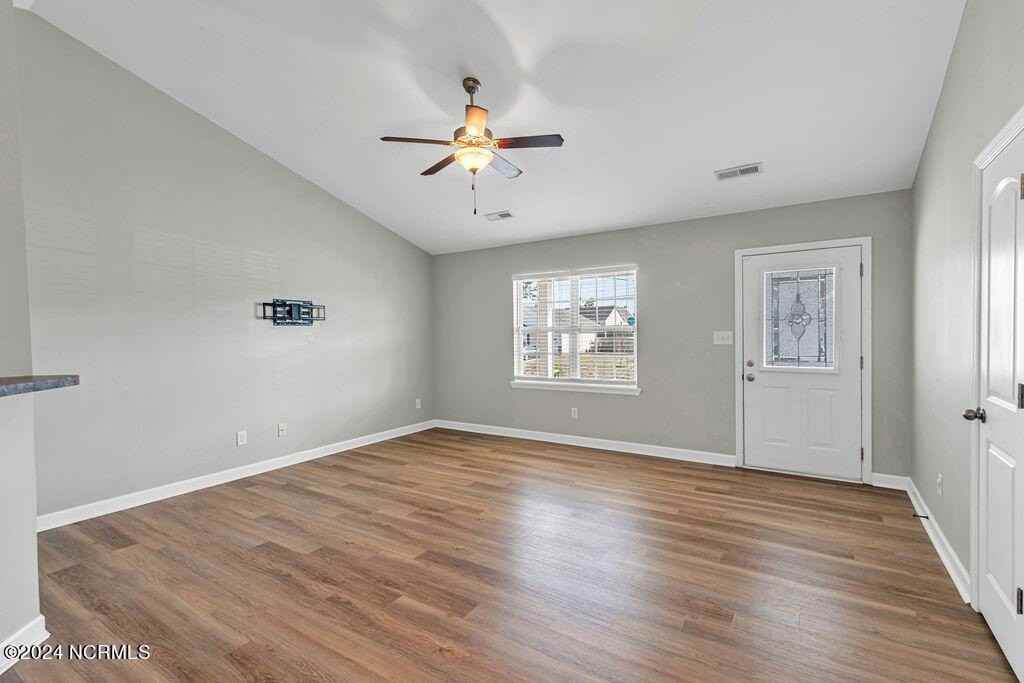 303 Sinclair Ln - Photo 4 of 25