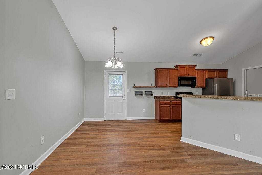 303 Sinclair Ln - Photo 7 of 25
