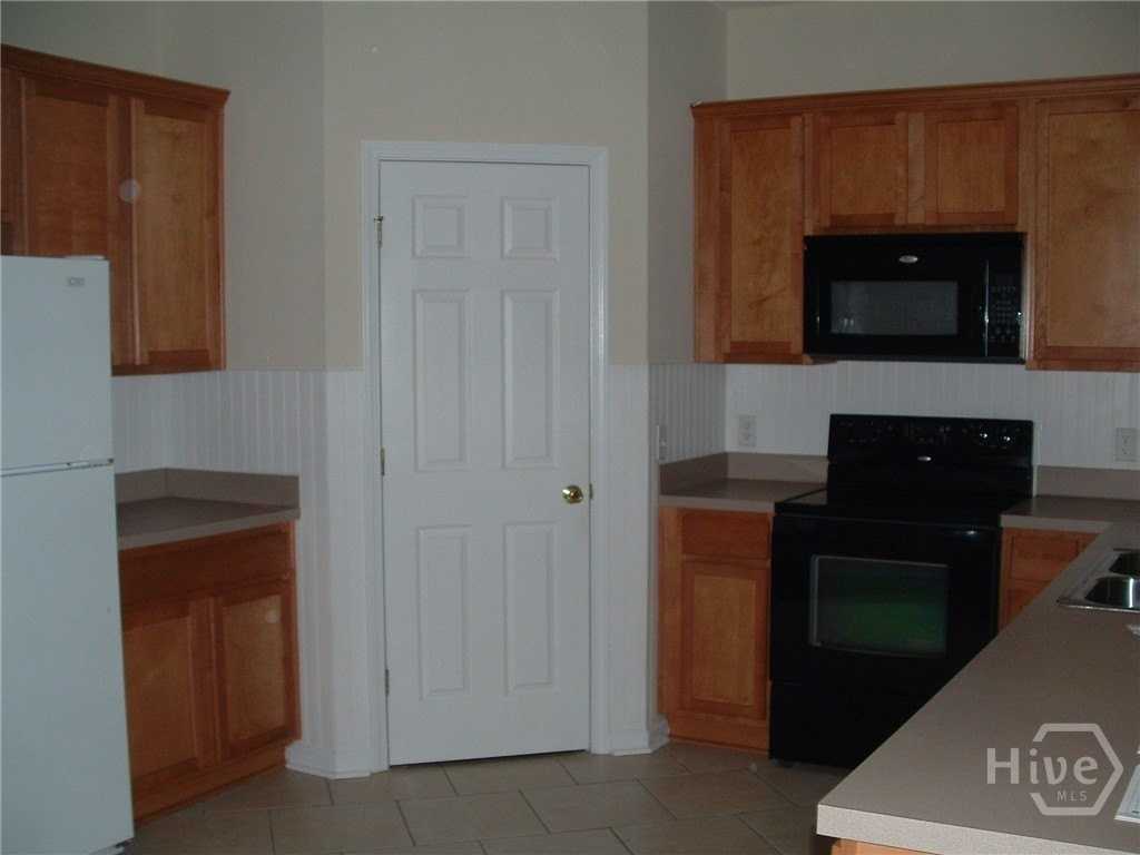 81 Falkland Ave - Photo 4 of 20