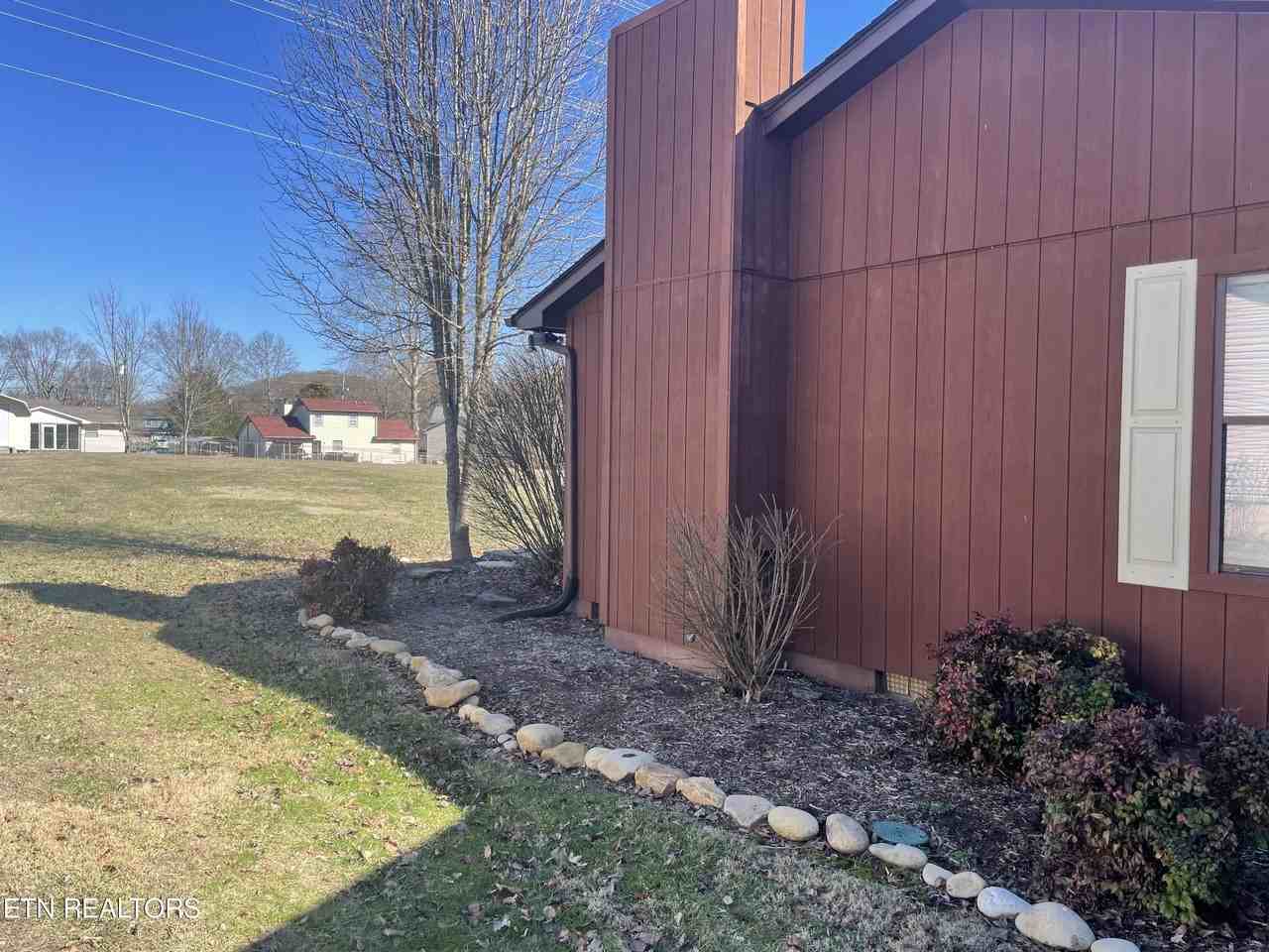 1708 Oxbow Ln - Photo 3 of 20