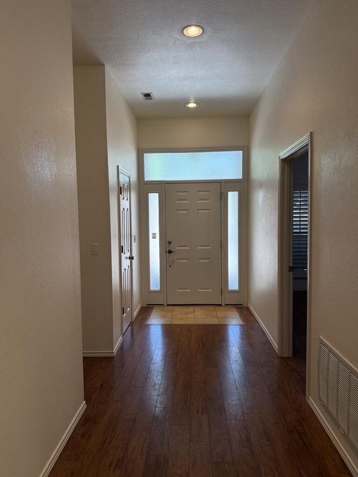 665 Oak Hollow Dr - Photo 3 of 31