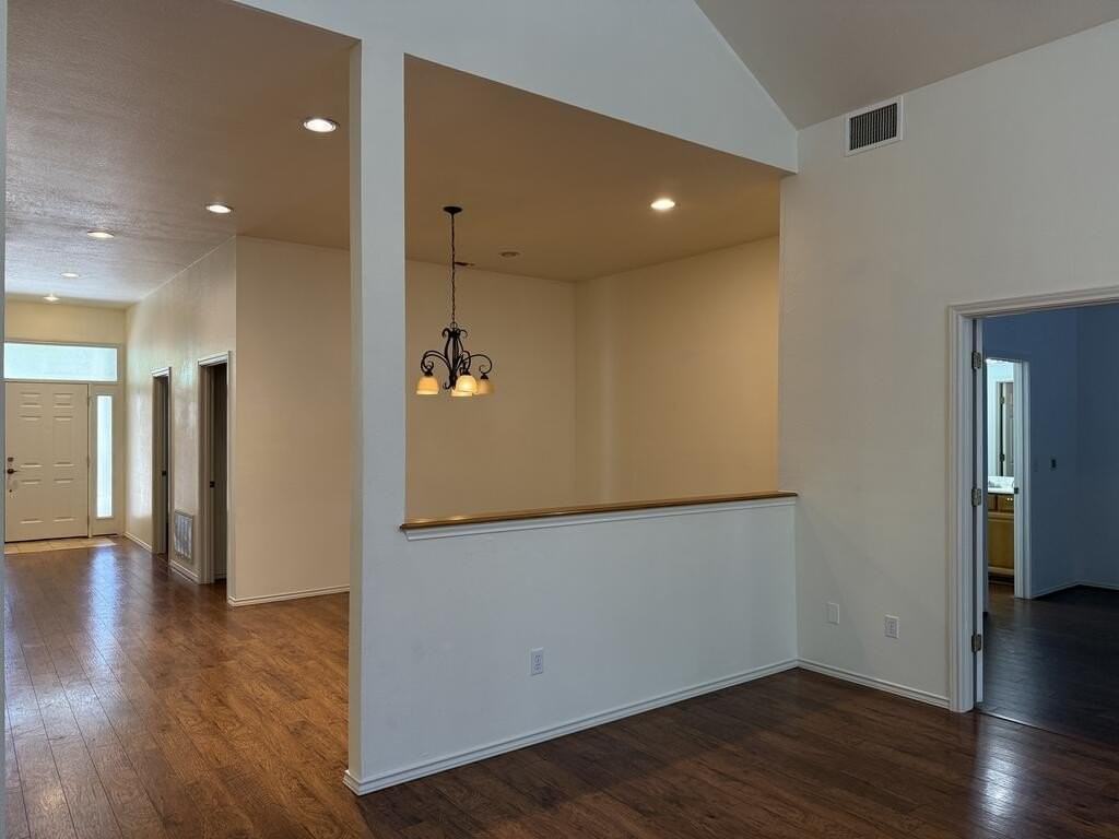 665 Oak Hollow Dr - Photo 4 of 31
