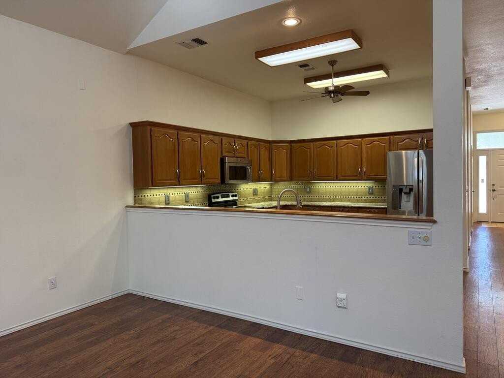 665 Oak Hollow Dr - Photo 6 of 31