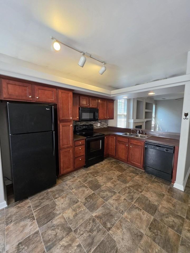 620 Green Valley Dr - Photo 3 of 13