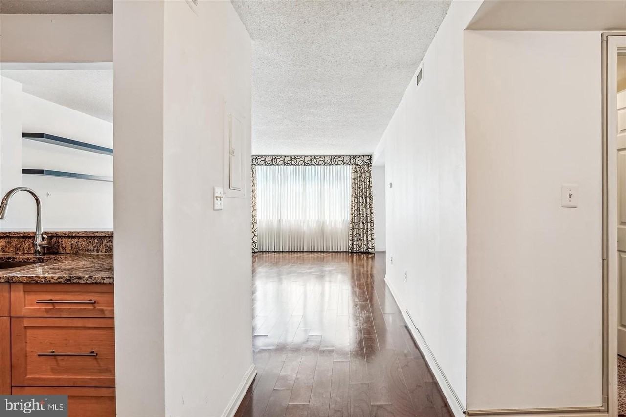 10101 Grosvenor Pl - Photo 4 of 47