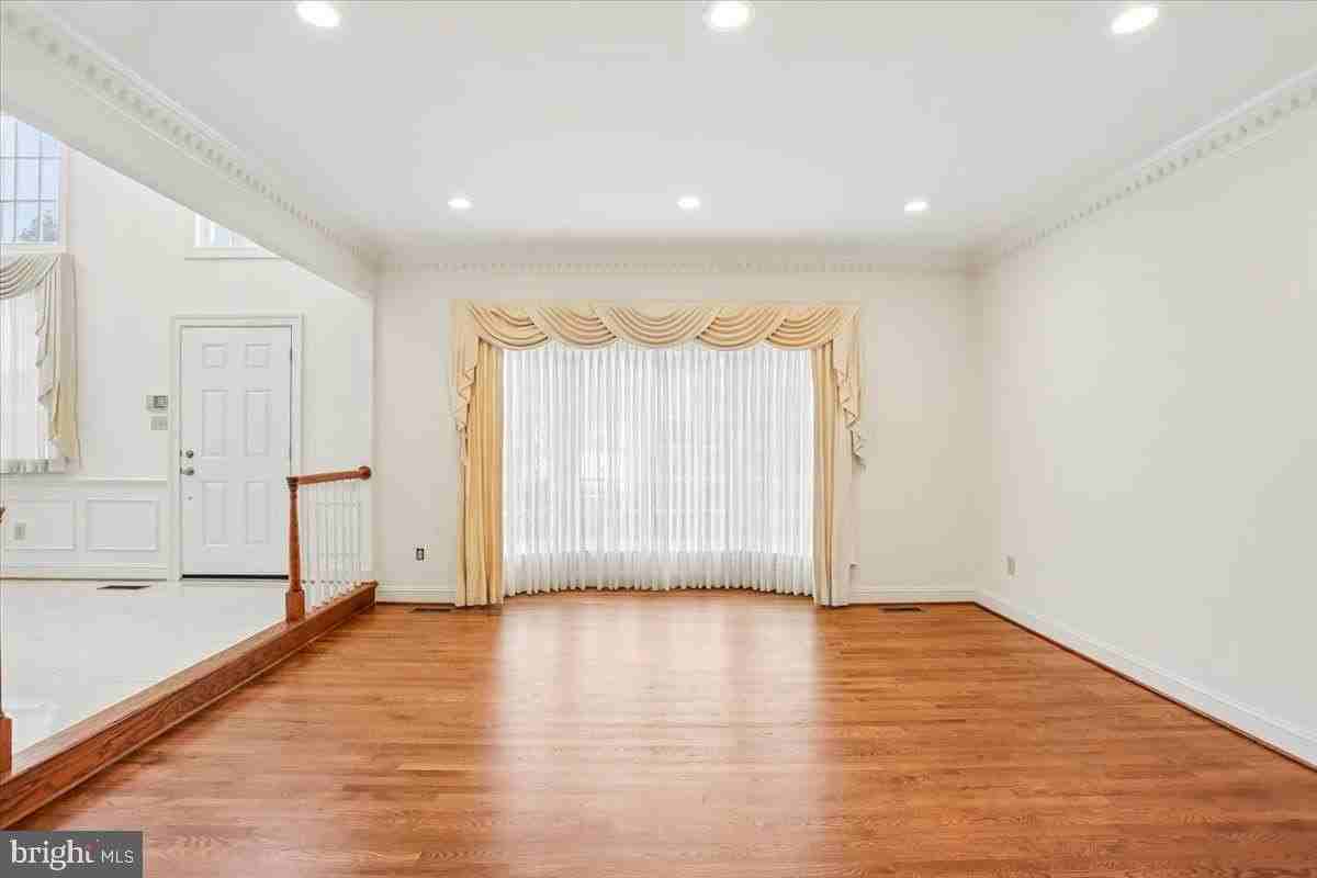 8912 Barrowgate Ct - Photo 4 of 21