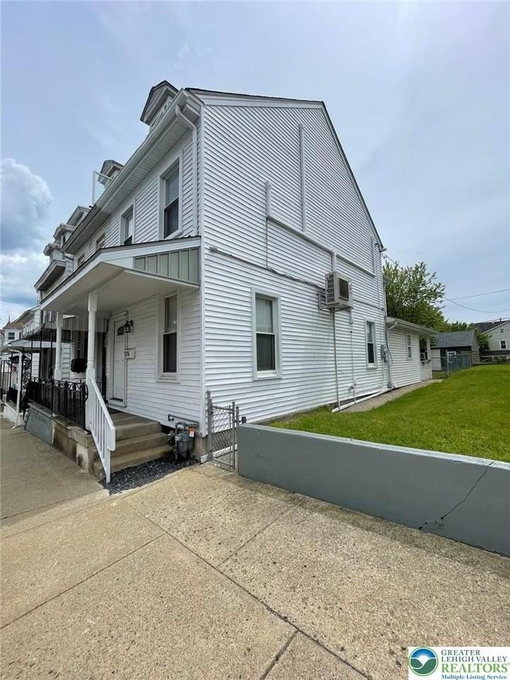 1316 Ferry St - Photo 3 of 25