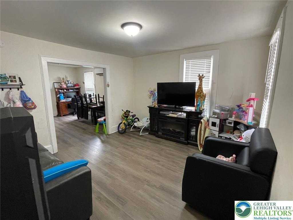 1316 Ferry St - Photo 4 of 25