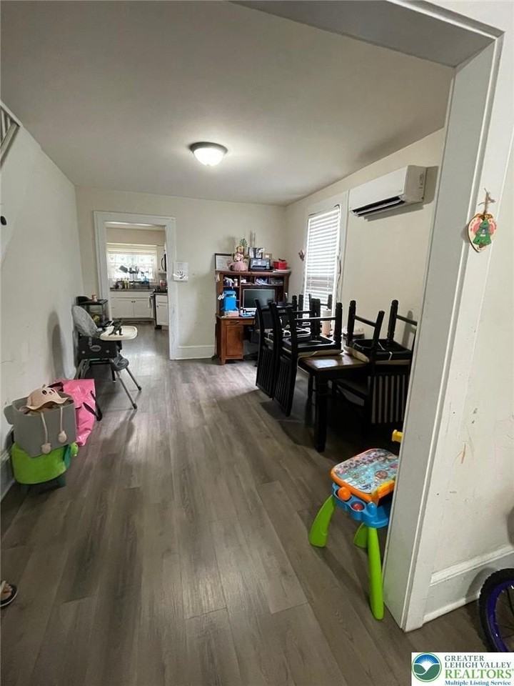 1316 Ferry St - Photo 5 of 25