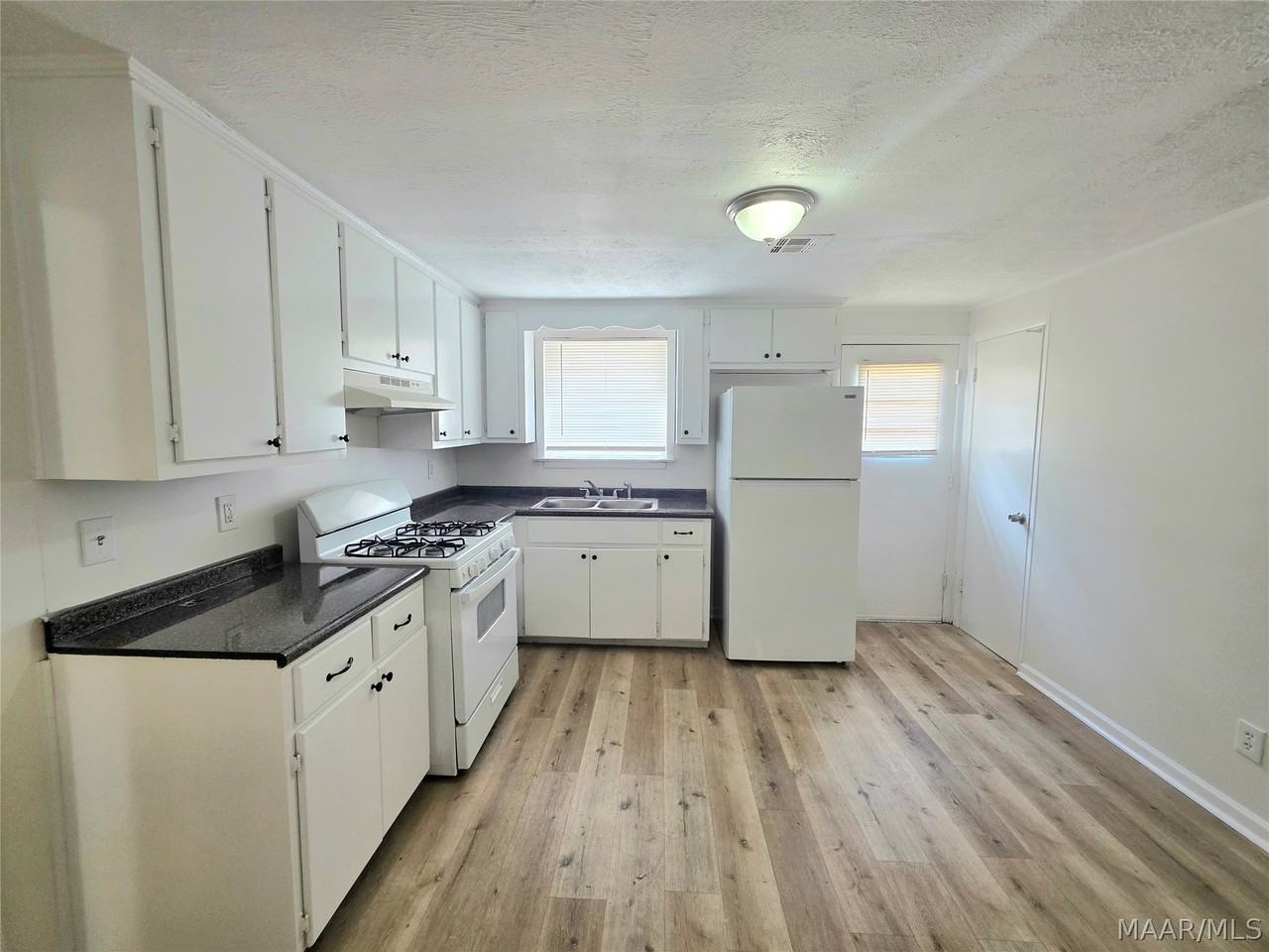 102 White Oak Dr - Photo 5 of 11
