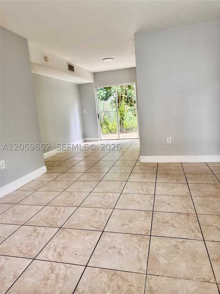 1250 Se 31st Ct #106-33 - Photo 5 of 14
