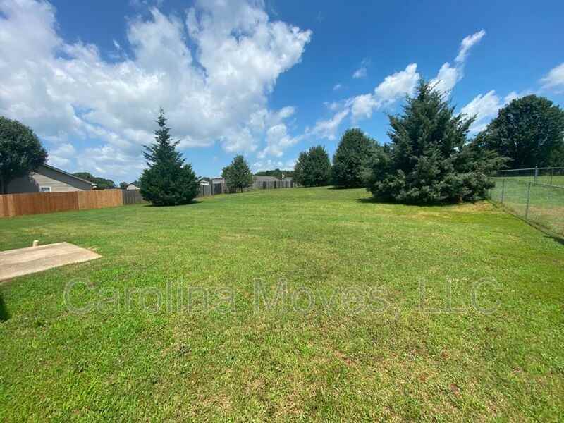 204 Reidville Rd - Photo 2 of 8
