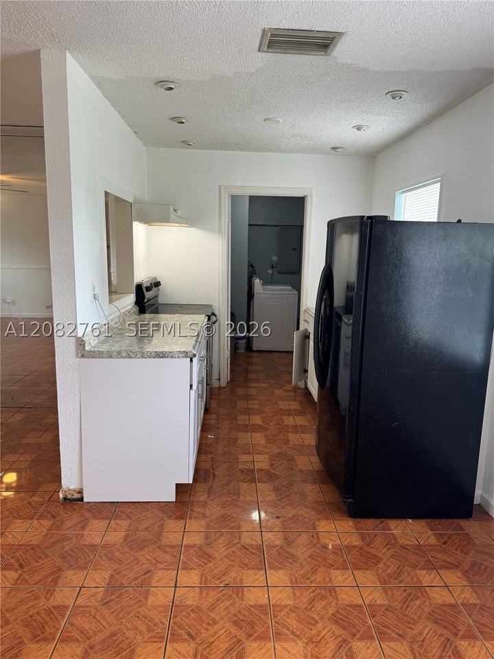 717 Sw 79th Ave - Photo 5 of 14