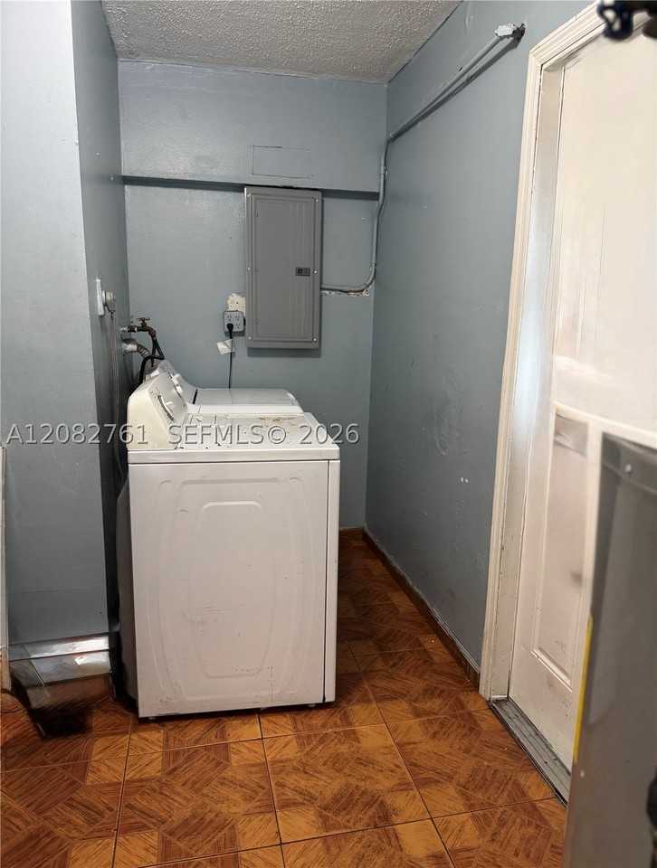 717 Sw 79th Ave - Photo 6 of 14