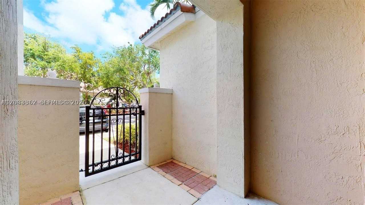1040 Ne 42nd Pl - Photo 5 of 11