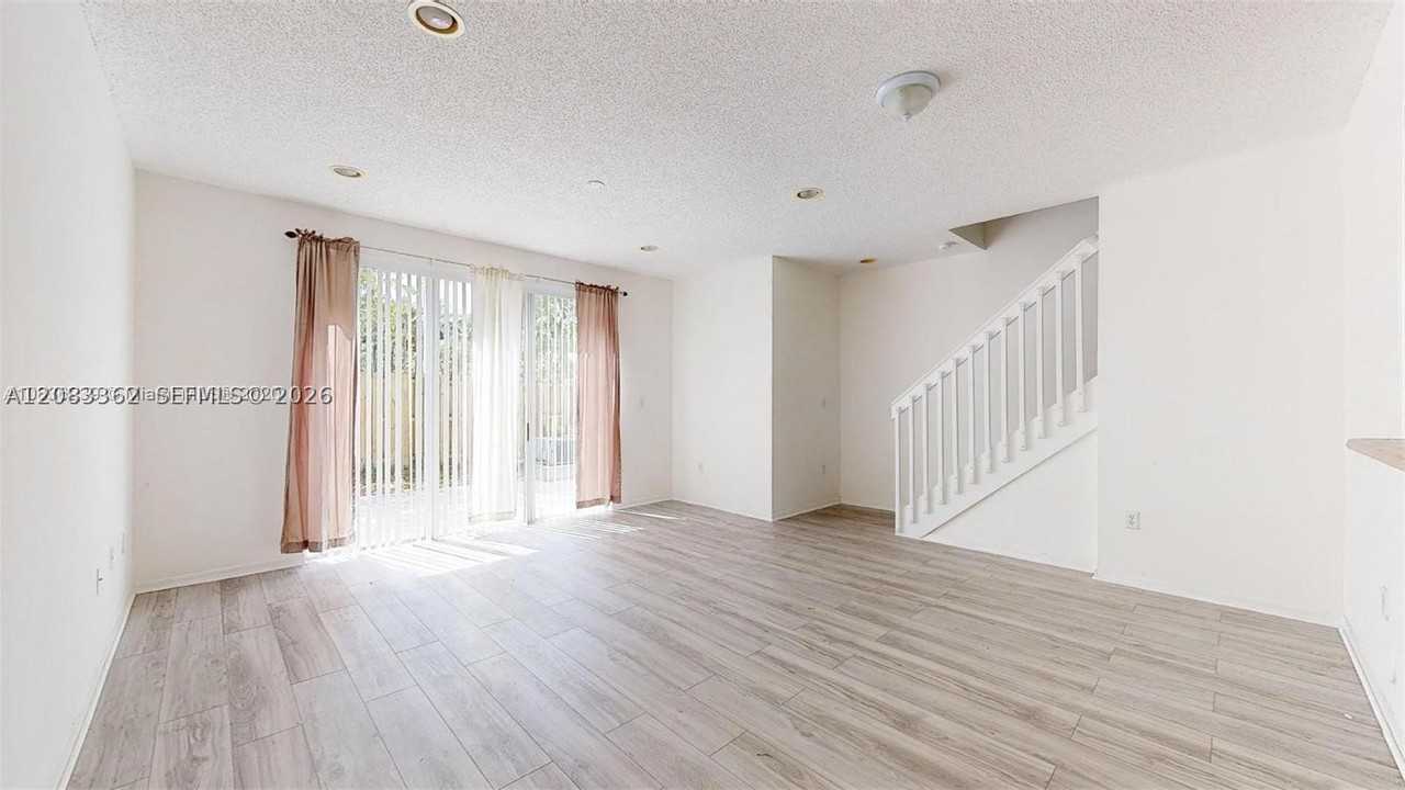 1040 Ne 42nd Pl - Photo 6 of 11