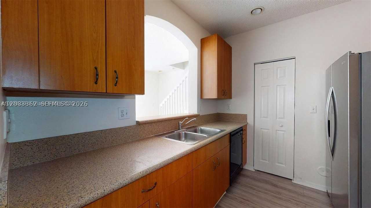 1040 Ne 42nd Pl - Photo 7 of 11