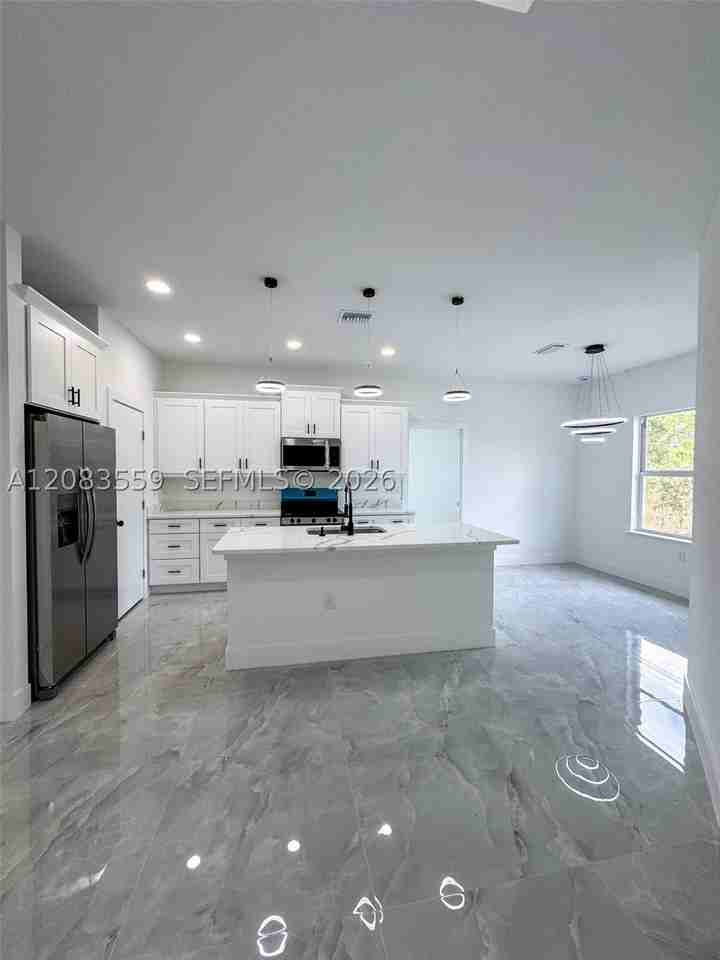 852 Belden Ave - Photo 4 of 29