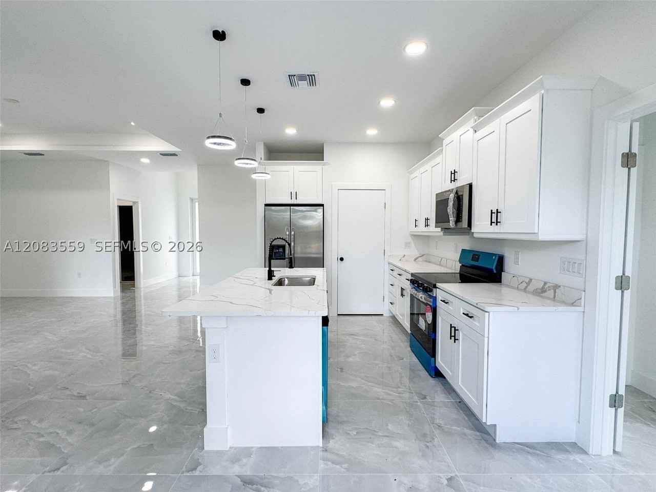 852 Belden Ave - Photo 7 of 29