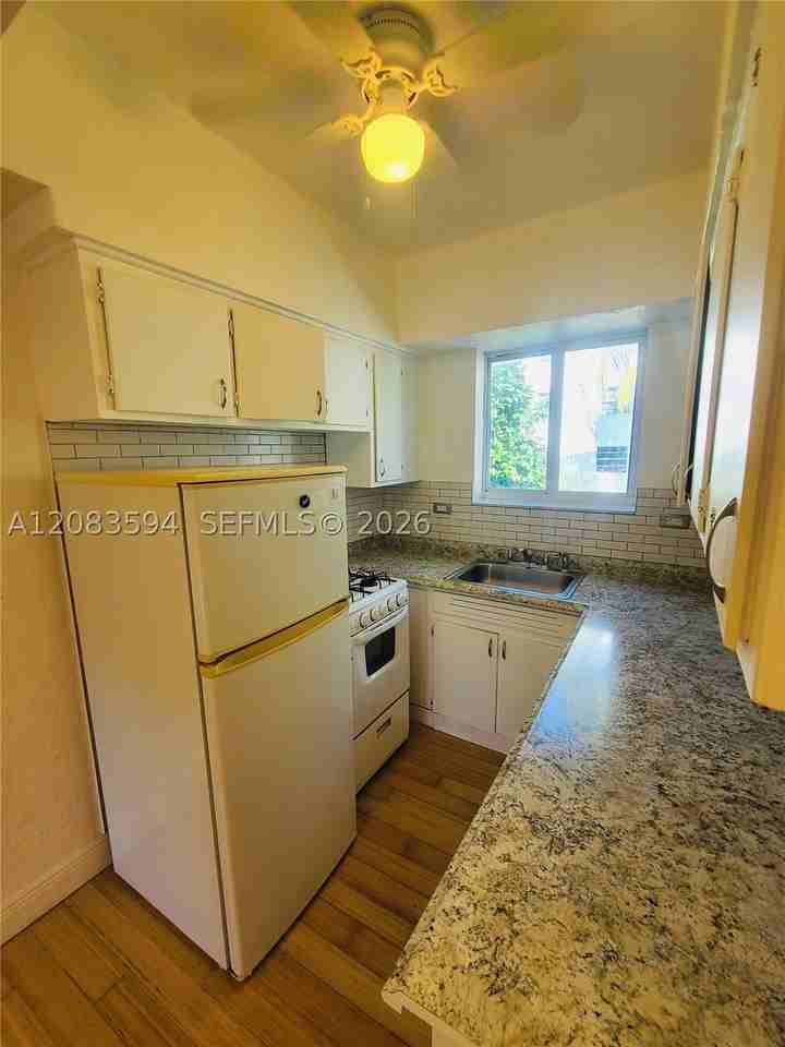 220 Collins Ave #8B - Photo 5 of 10