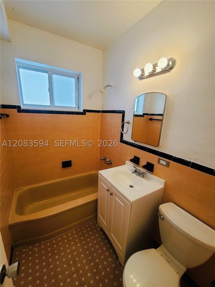 220 Collins Ave #8B - Photo 6 of 10