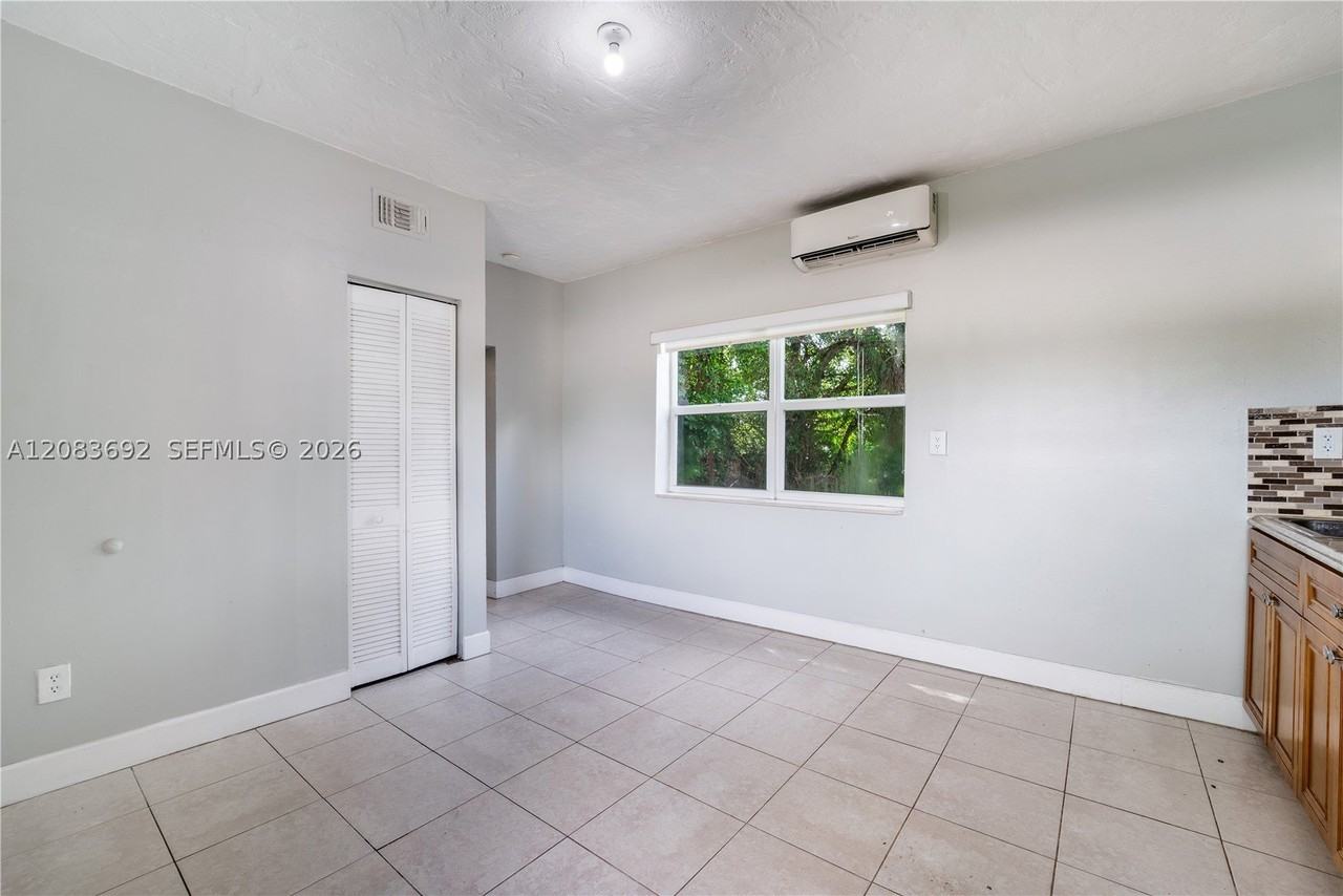 1136 Ne 167th St #A - Photo 5 of 21