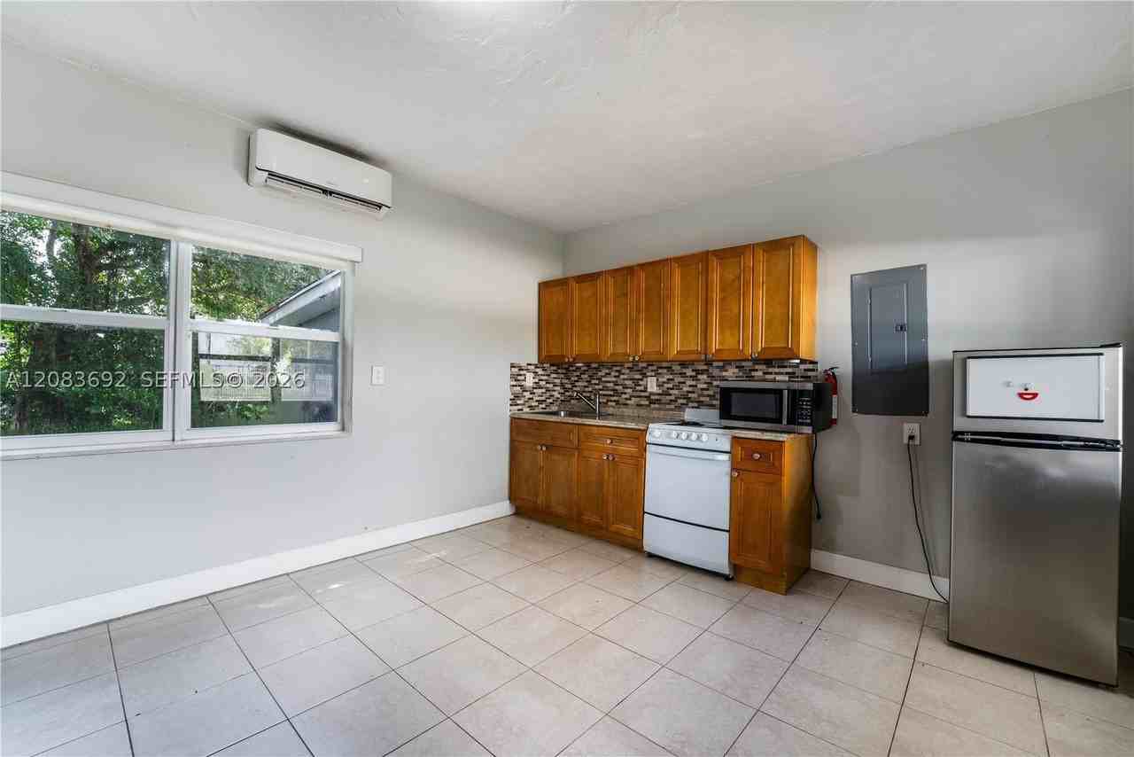 1136 Ne 167th St #A - Photo 6 of 21