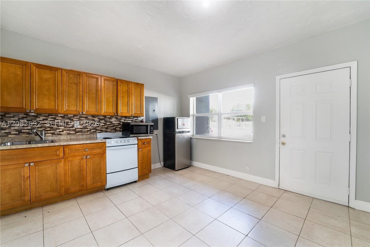 1136 Ne 167th St #A - Photo 7 of 21