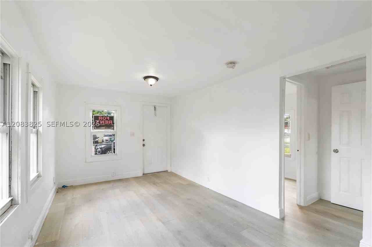 5714 Nw 21st Ave - Photo 6 of 11