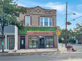 featured image of 422 Main St