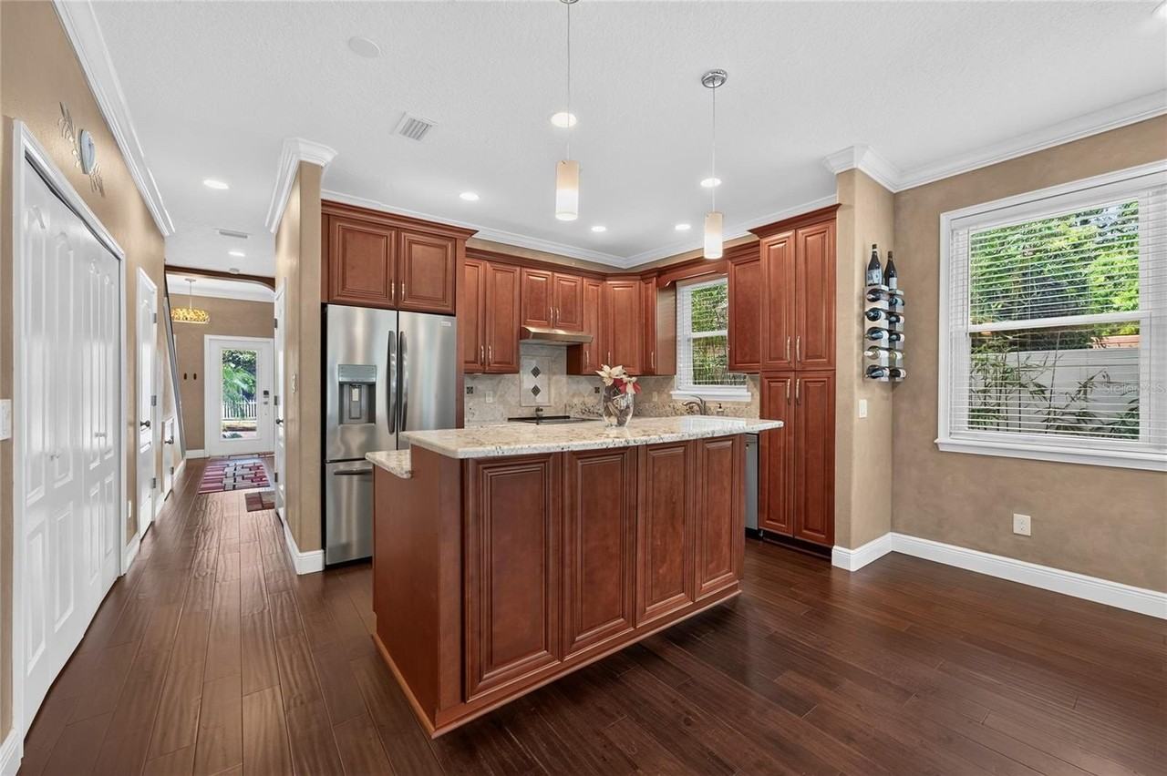 1401 Catherine St - Photo 6 of 33